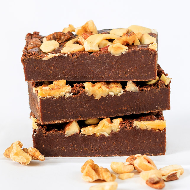 Vegan Noten Brownie Box - 12 Brownies Per Post - Brievenbus Pakket - Box Brownies - Pure chocolade - Knapperige noten bovenop - Zonder melk en eieren