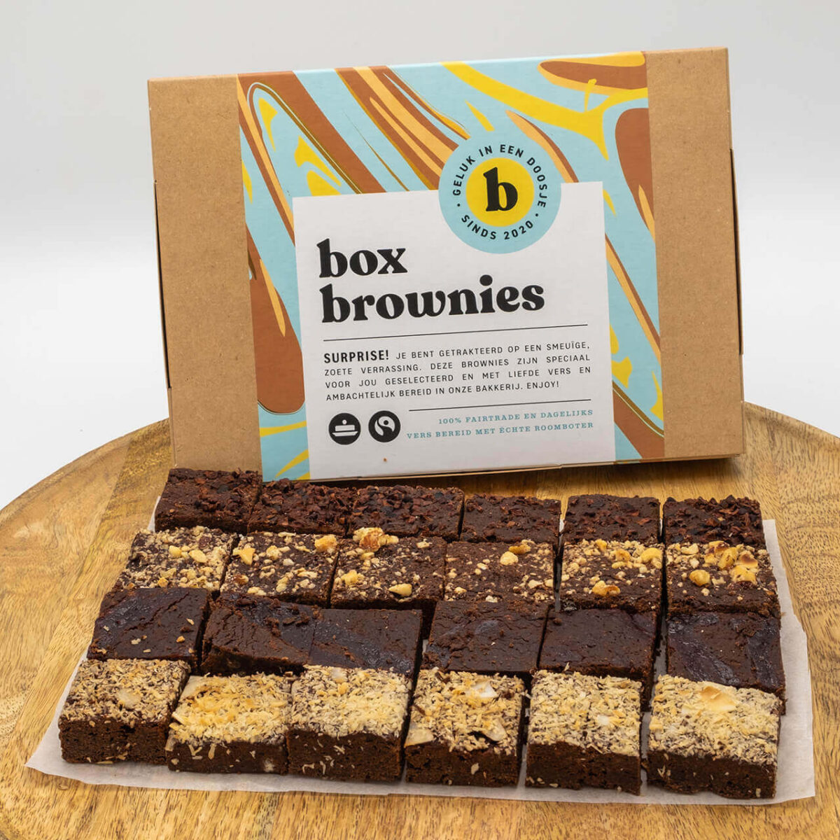 Vegan Mini Brownie Box - 24 Brownies Per Post - Brievenbus Pakket - Box Brownies - 70,5% Pure chocolade - Original - Noten - Framboos - Kokos - Cadeau