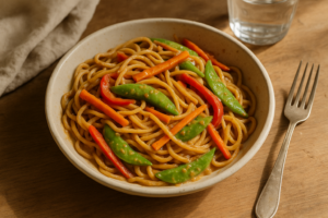 Kom noodles met pindasaus en knapperige groenten