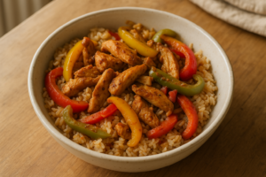 Kip fajita bowl met paprika en rijst in een kom op tafel