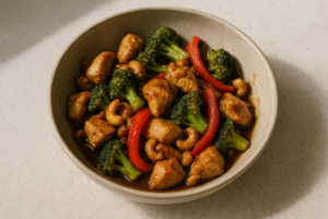 Kip cashew roerbak met broccoli en paprika in een kom op tafel