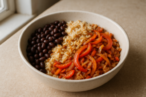 Vegetarische burrito bowl met bonen, paprika en rijst in een kom