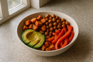 Vegetarische buddha bowl met zoete aardappel, kikkererwten en avocado