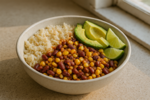 Vegetarische burrito bowl met bonen, rijst, maïs en avocado in een kom