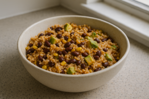 Vegetarische burrito bowl met bonen, rijst, mais en avocado in een kom