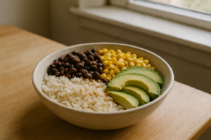 Vegetarische burrito bowl met bonen, rijst, maïs en avocado in een kom