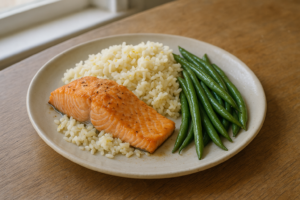 Bord met zalm, citroenrijst en sperziebonen
