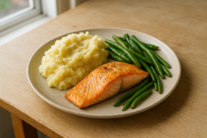 Bord met zalm, aardappelpuree en groene groente