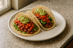 Vegetarische taco's met bonen, tomaat, sla en guacamole op een bord