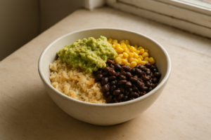Vegetarische taco bowl met bonen, maïs en avocado in een kom