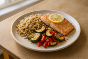 Bord met zalm, quinoa en geroosterde groente