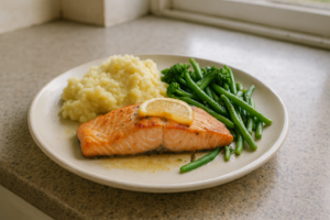 Bord met zalm, aardappelpuree en groene groenten