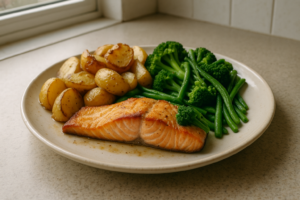 Bord met zalm, aardappeltjes en groene groente
