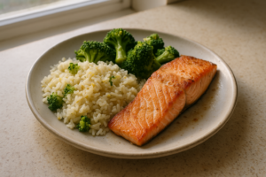 Zalm met citroenrijst en broccoli op een bord, licht en fris geserveerd