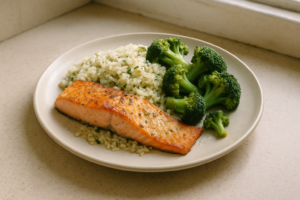Bord met zalm, kruidenrijst en broccoli in een lichte setting