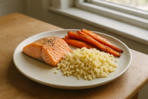 Bord met zalm, geroosterde wortel en couscous in een lichte setting