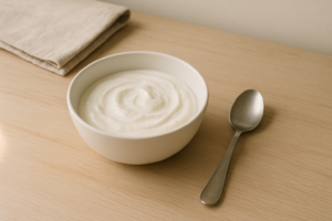 Schaaltje naturel yoghurt op een lichte tafel in daglicht