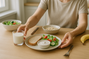 Gezellige eettafel waar iemand kiest voor een lactosevrij bord naast een glas melk