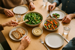 Gezellige eettafel met eenvoudige lactosevrije gerechten om samen te delen